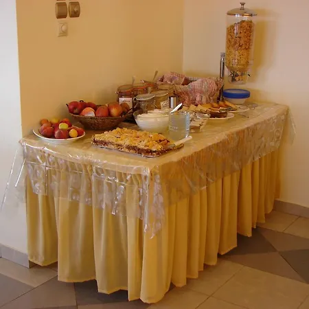 Отель Petit Palais 2*